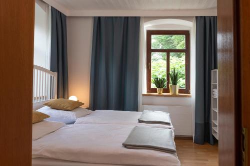 เตียงในห้องที่ Zu Hause im schönen Tirol
