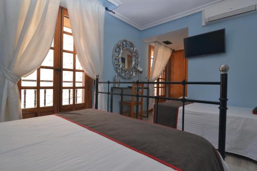 Posteľ alebo postele v izbe v ubytovaní Hostería El Bodegón De Gredos