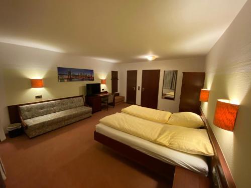 Postel nebo postele na pokoji v ubytování Hotel Goldener Löwe