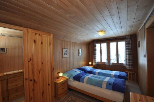 Un pat sau paturi într-o cameră la Chalet Bim Chilchli