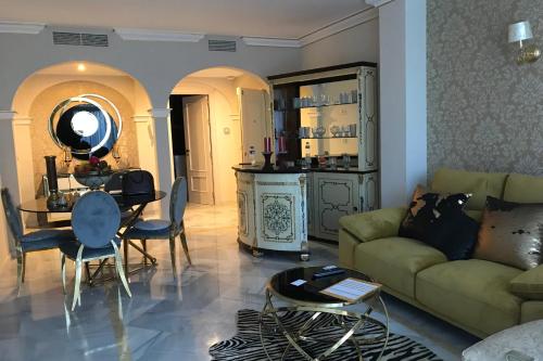 Fotografie z fotogalerie ubytování Magna Marbella - Luxurious flat close to Puerto Banús by easyBNB v destinaci Marbella