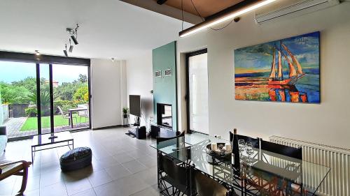 Spacious Beachfront Property (maisonette)
