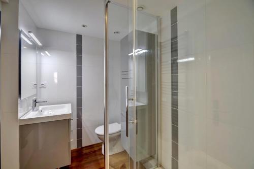 y baño con ducha, aseo y lavamanos. en LE SAINT-MICHEL - Appartement Cosy, en Burdeos