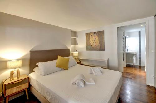 1 dormitorio con 1 cama con 2 toallas en LE SAINT-MICHEL - Appartement Cosy, en Burdeos