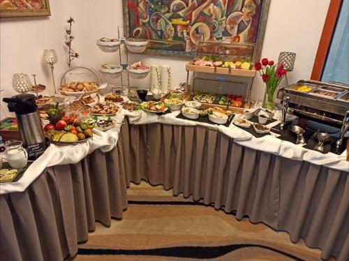 een buffet met veel verschillende soorten eten bij Komturia Old Town by Fahrenheit in Gdańsk