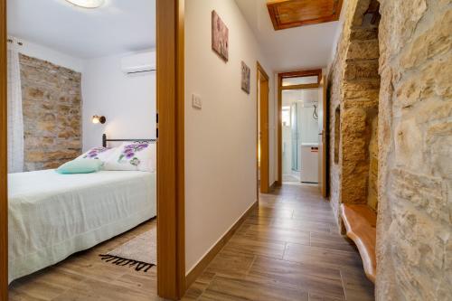 Postel nebo postele na pokoji v ubytování Villa Zoro with a lovely garden and a private POOL in the middle of Istria