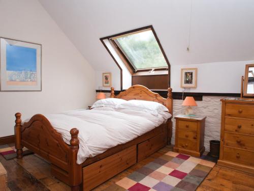 Un pat sau paturi într-o cameră la 2 Easton Barn