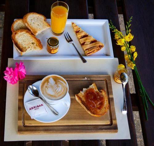 een dienblad met een bord brood en een kopje koffie bij RICASOLI, Brolio Agriroom in Gaiole in Chianti