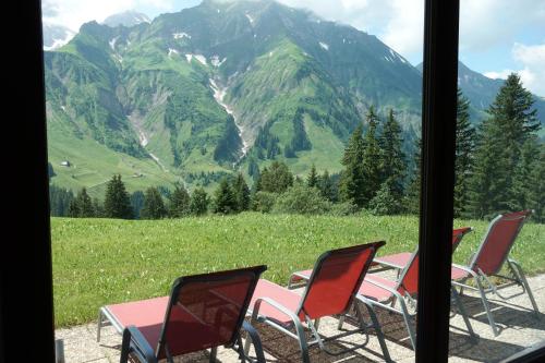 eine Sitzgruppe vor einem Berg in der Unterkunft Appartment Schröcken in Schröcken