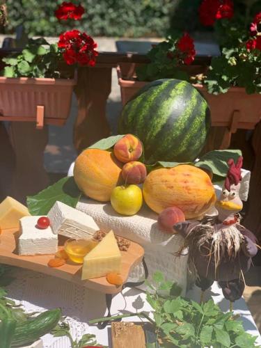 einen Tisch mit verschiedenen Arten von Käse und Gemüse in der Unterkunft Family Hotel Old Time in Tyulenovo