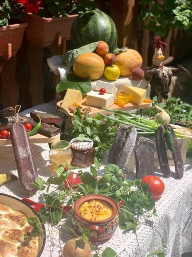 ein Tisch, reich gedeckt mit Gemüse und Käse in der Unterkunft Family Hotel Old Time in Tyulenovo