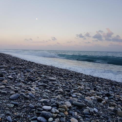 a rocky beach with the ocean in the background at 太魯閣蘇西小空間 SusiSpace in Xincheng
