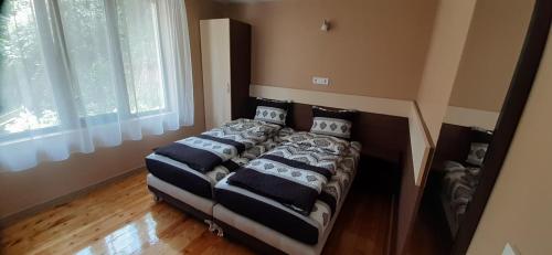 Un dormitorio con una cama con almohadas. en Апартамент ГЕТО - 2 Комфорт en Belogradchik
