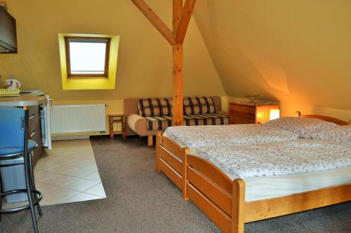 1 dormitorio con 1 cama y 1 silla en una habitación en Apartments Nicol, en Karlovy Vary
