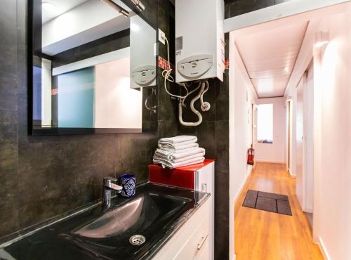 een badkamer met een wastafel en een spiegel bij Tapioles · Lovely apartment Tapioles in Barcelona