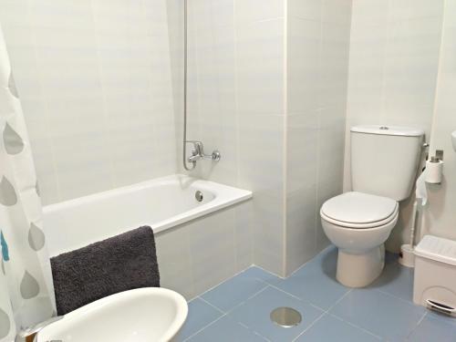 マラガにあるSan Rafael 2 RooMalaga by Bossh! Apartmentsの白いバスルーム(トイレ、バスタブ付)