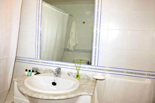 y baño con lavabo y espejo. en La Fuentecilla, en Algatocín