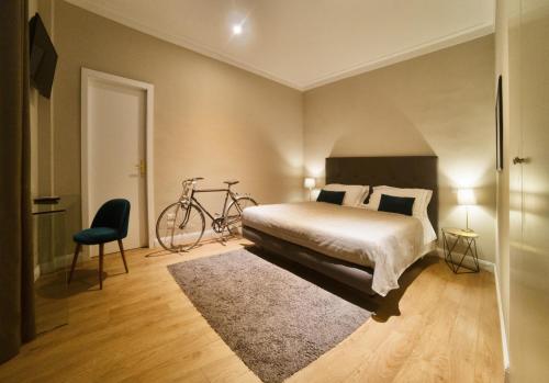 Un dormitorio con una cama y una bicicleta. en Hotel Touring Wellness & Beauty, en Fiuggi