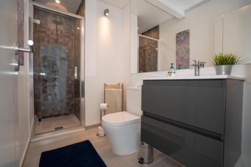 クアルテイラにあるSS Quarteiraのバスルーム(トイレ、洗面台、シャワー付)