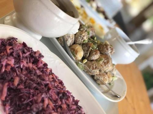 un par de platos de comida en una mesa en Sonfjällsgårdens Wärdshus & Hotell en Hede