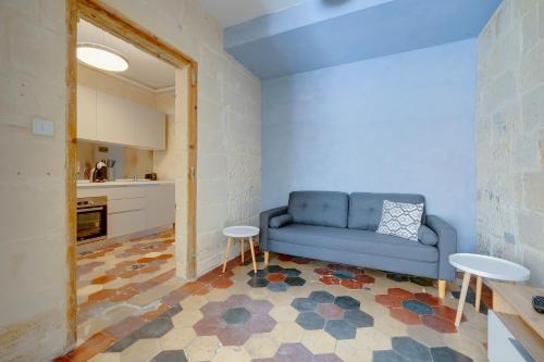 バレッタにあるCentral and Cosy 2BR Apartment in Vallettaのリビングルーム(青いソファ付)、キッチン