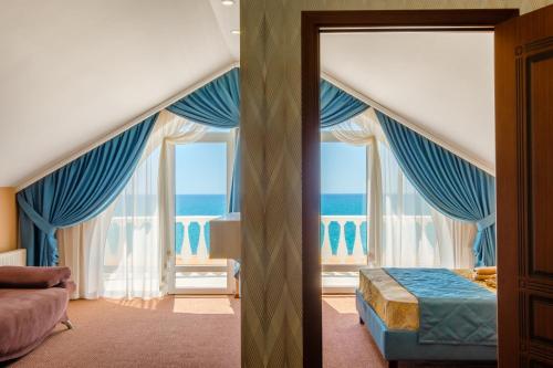 1 dormitorio con cortinas azules, 1 cama y ventana en Ay-Petri, en Berehove