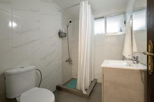 Kylpyhuone majoituspaikassa White Hostel