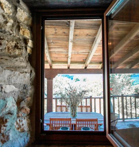 a window view of a table with a vase at Rural Médulas Viviendas de uso turistico 2 y Casas rurales 2 in Las Médulas