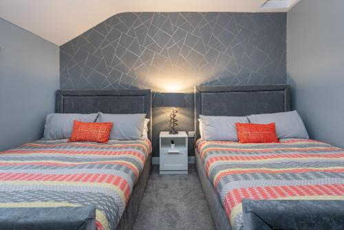 two beds sitting next to each other in a bedroom at Pickering Rooftop Terrace in Pickering