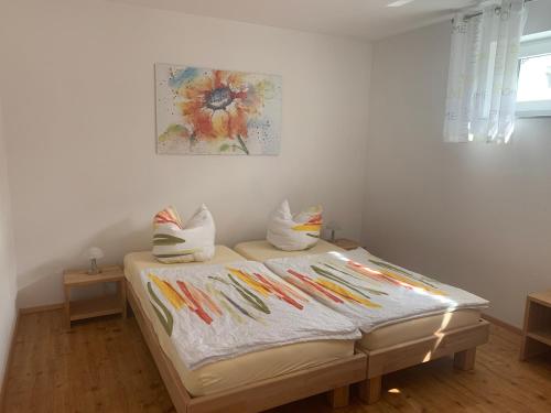 Un pat sau paturi într-o cameră la Businesswohnungen Haag bei A7