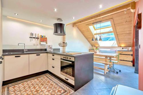 Il comprend une cuisine équipée d'une cuisinière, d'un évier et d'une table. dans l'établissement Vues incroyables - Glaciers, lacs et montagnes, à Chamonix-Mont-Blanc