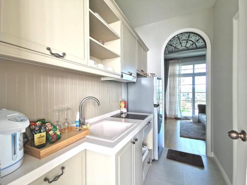 Η κουζίνα ή μικρή κουζίνα στο The Castell Condo by Nutthiwan room 912 and 921