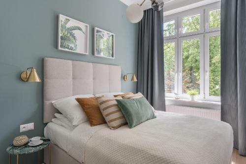 Un pat sau paturi într-o cameră la Sanhaus Apartments - Apartament Playa 1 z widokiem na morze