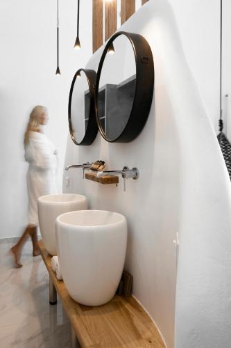 Bilik mandi di Oia Suites