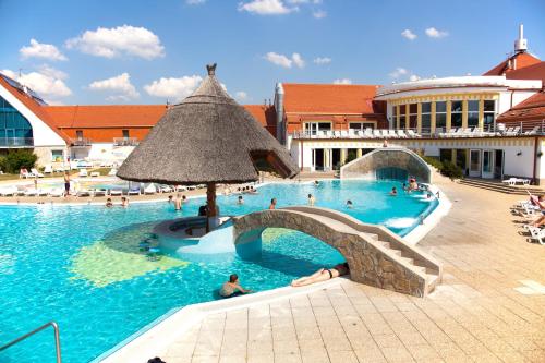 Bazén v ubytování Kehida Termál Resort & Spa nebo v jeho okolí