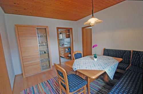 ein Esszimmer mit einem Tisch und Stühlen in der Unterkunft Landhaus Christina in Rumbach