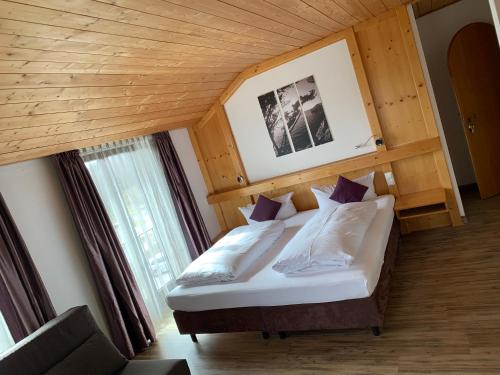 Postel nebo postele na pokoji v ubytování Hotel Seeluna am Klostersee