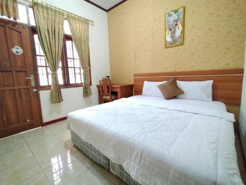 Katil atau katil-katil dalam bilik di Grand Mutiara Hotel Puncak