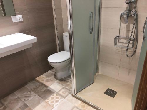 Bilik mandi di Apartamentos Apolo Somo