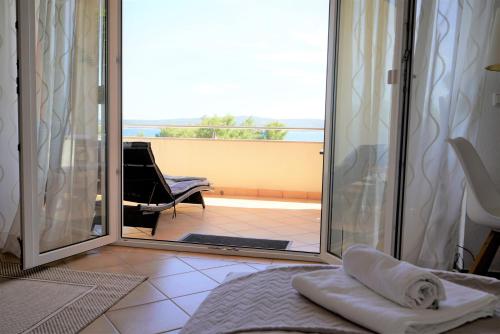 een kamer met een glazen schuifdeur naar een balkon bij Casa-Gorma at the beach, Apartment 121 in Zavala