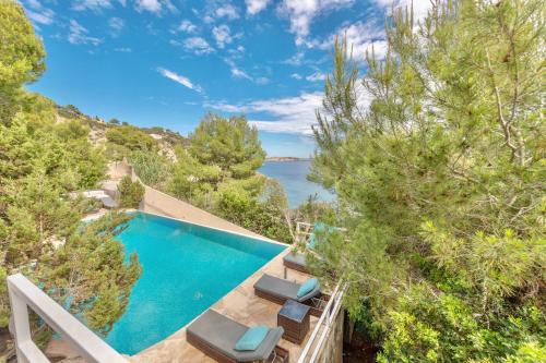 Vista de la piscina de Villa Perla, villa in Es Cubells with a beautiful sea view all the way up to Formentera o alrededores