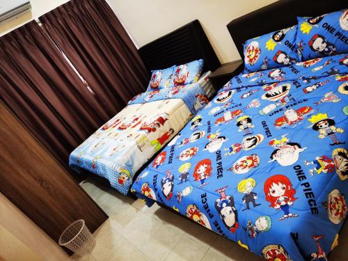 Schlafzimmer mit einem Bett mit blauer Decke in der Unterkunft 12 pax Bidor Totoro House in Bidur