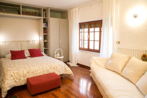 una camera con letto e divano di L'angolo sul Parco - Suite a Matera