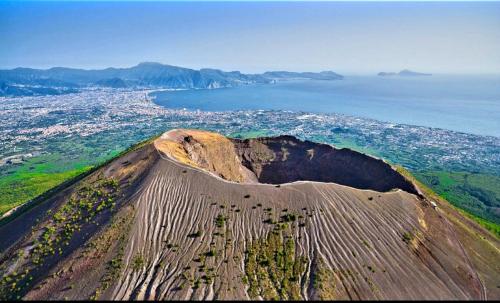 una vista aérea de una montaña cerca del océano en Dreams Pompei, en Pompeya