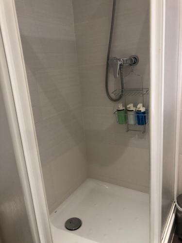 ein Bad mit einer Duschkabine und einer Dusche in der Unterkunft 1 Casual Apartments in Barcelona