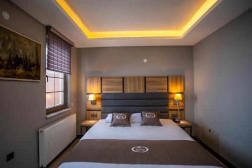ein Schlafzimmer mit einem Bett mit zwei Kissen darauf in der Unterkunft Kaya Life Resort in Uzungöl