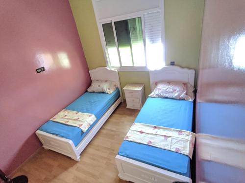 a room with two bunk beds and a window at Appartement Haron in Kenitra