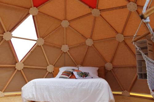 Saint-Vincent-de-BarrèsにあるL'Attrape Rêve Insoliteの大型テント内のベッド1台が備わる客室です。