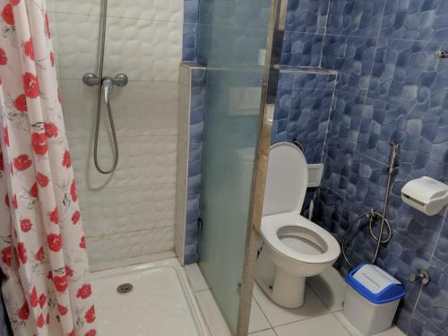 La salle de bains est pourvue d'une douche et de toilettes. dans l'établissement Appartement Haron, à Kenitra