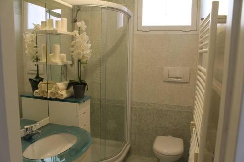 マリーナ・ディ・アンドーラにあるCONCA VERDE Appartamento sul mareのバスルーム(洗面台、ガラス張りのシャワー付)